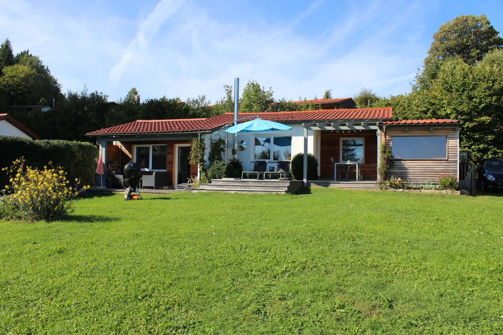 Ferienhaus aussenansicht garten 202602 – im Ferienhaus Schau ins Land
