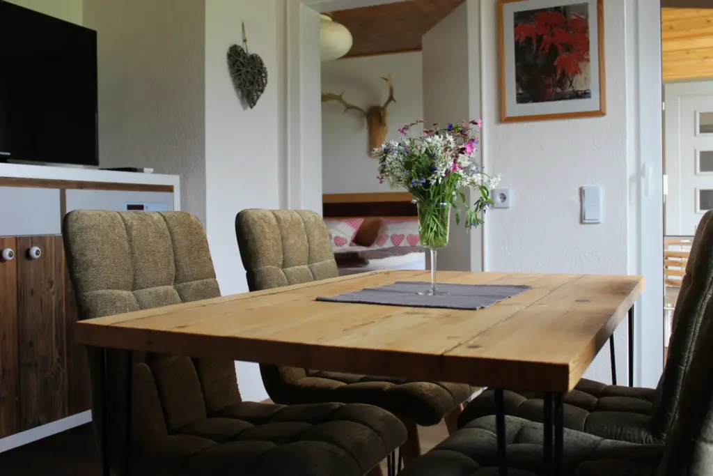 Essbereich durchblick schlafzimmer 202602 – im Ferienhaus Schau ins Land