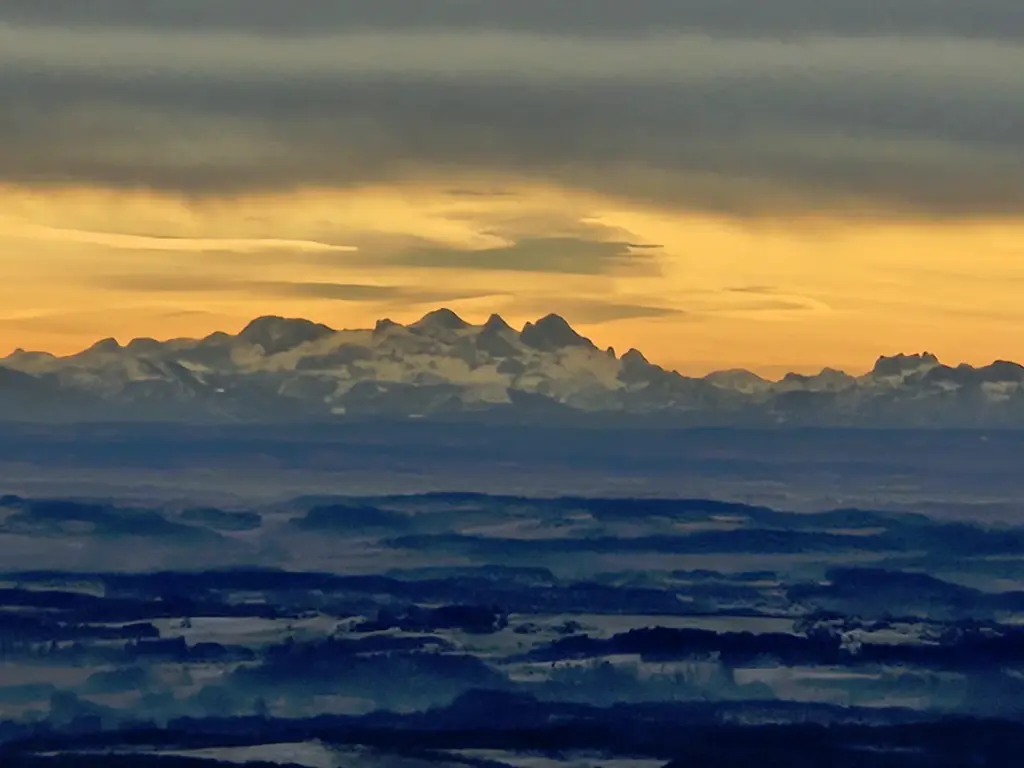Fernblick alpen sonnenuntergang winter 202601 bayerischerwald brotjacklriegel – Ferienhaus Schau ins Land am Brotjacklriegel im Bayerischen Wald