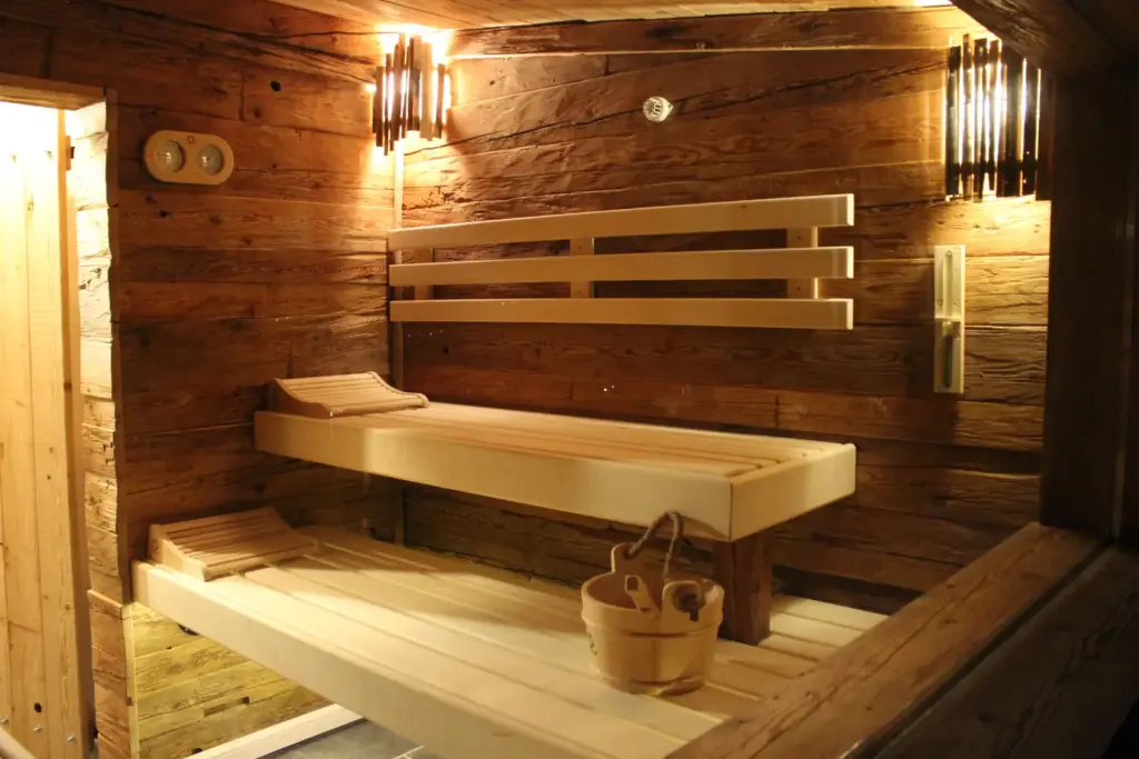 Panorama sauna altholz liegeflaeche detail 202602 – im Ferienhaus Schau ins Land