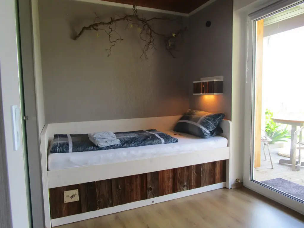 Schlafzimmer altholz bett 202602 – im Ferienhaus Schau ins Land