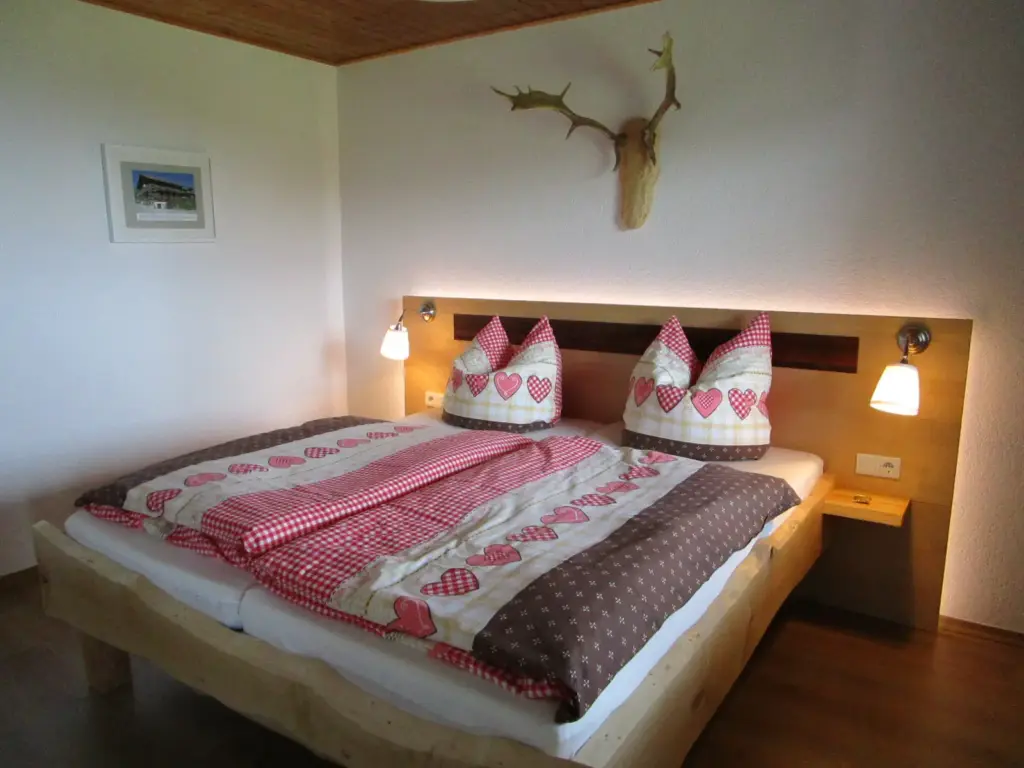 Schlafzimmer birkenbett geweih deko 202602 – im Ferienhaus Schau ins Land