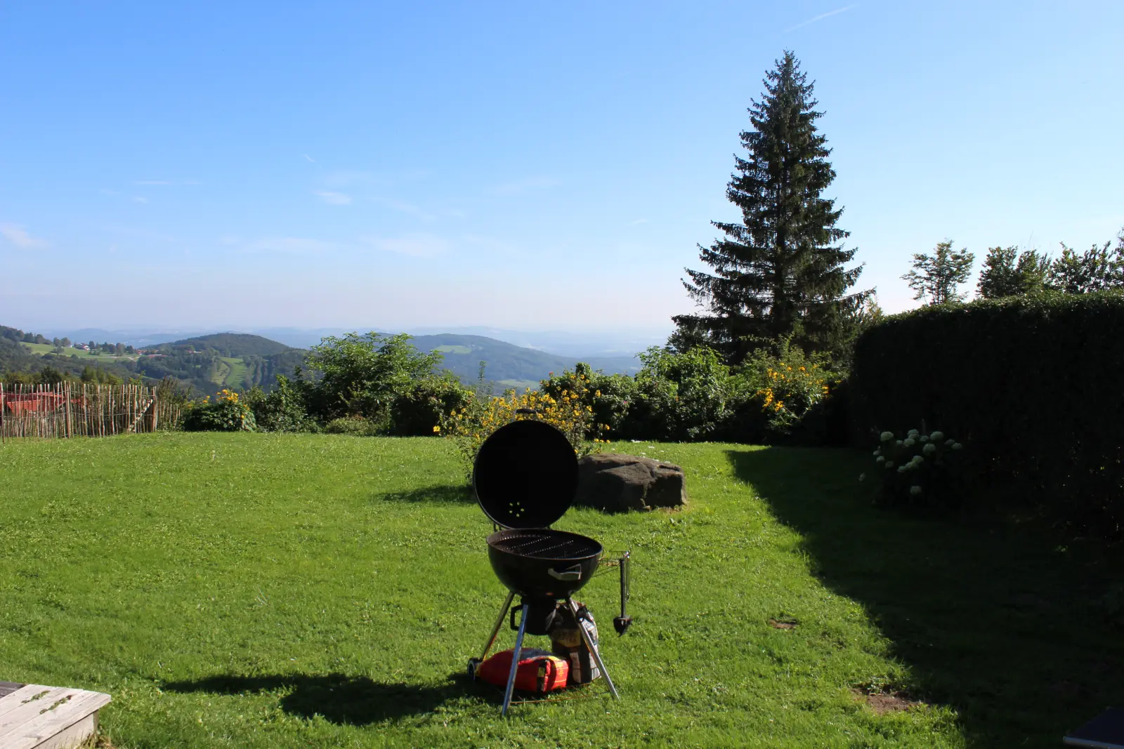 Terrasse talausblick grill garten 202602 bayerischerwald brotjacklriegel – Ferienhaus Schau ins Land am Brotjacklriegel im Bayerischen Wald