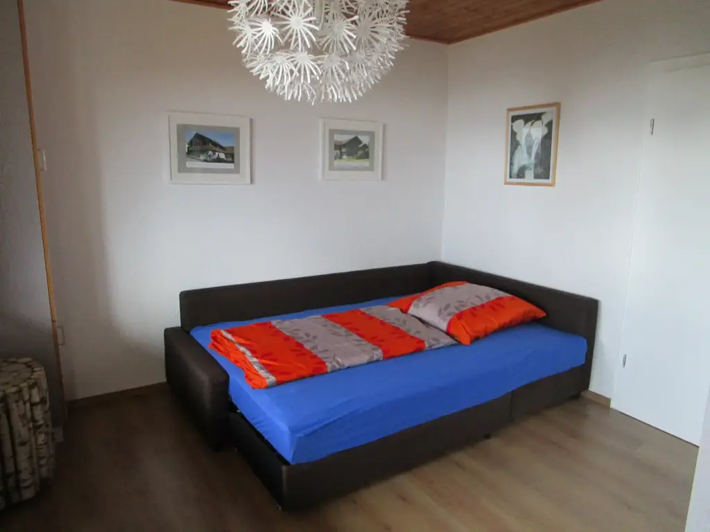 Wohnzimmer schlafsofa aufbettung 202602 – im Ferienhaus Schau ins Land