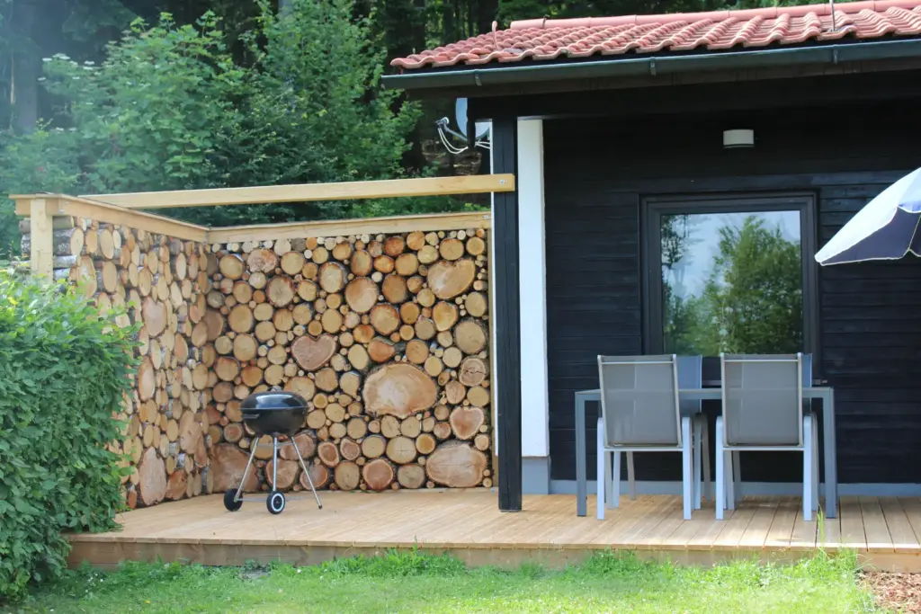 Terrasse holzstapelwand 202602 bayerischerwald brotjacklriegel – Ferienhaus Waldidyll am Brotjacklriegel im Bayerischen Wald