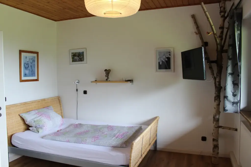 Tv halterung birkenstamm detail 202602 – im Ferienhaus Waldidyll