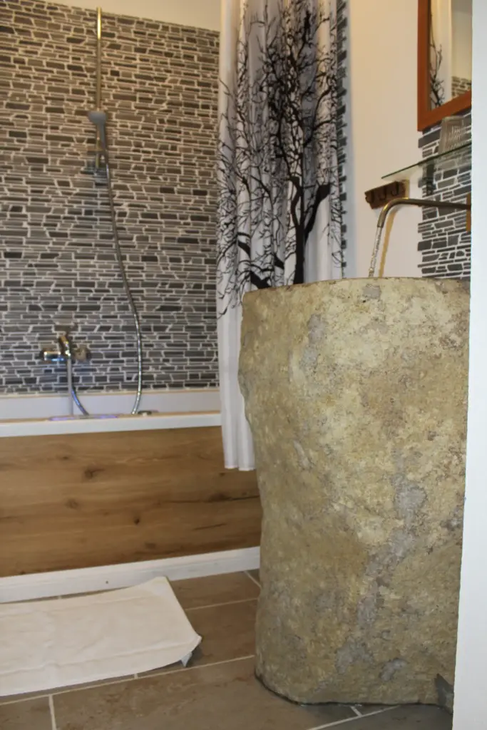 waldidyll exklusives badezimmer naturstein 202602