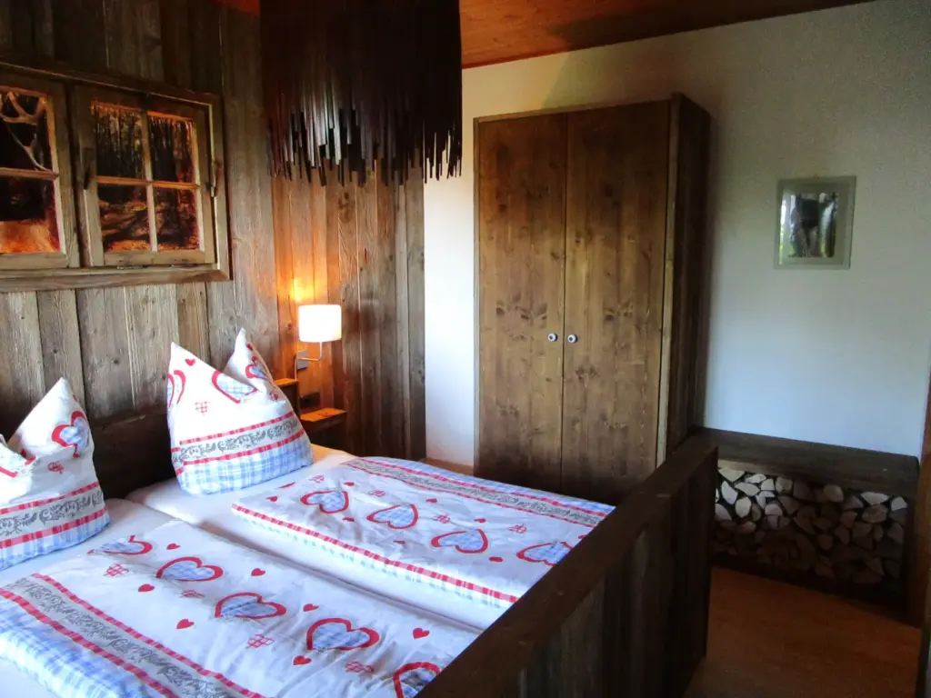 waldidyll schlafzimmer altholz design 202602