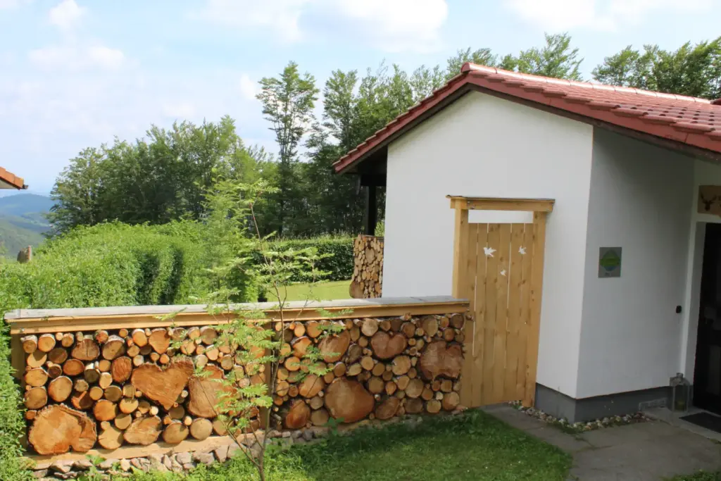 waldidyll eingang holzstamm zaun natur 202602 bayerischerwald brotjacklriegel